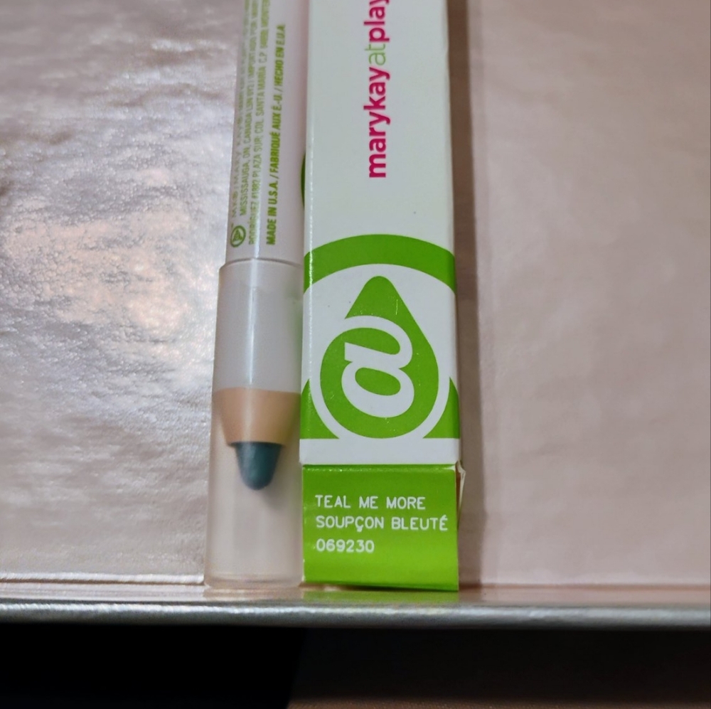 Mary Kay At Play Eye Crayon/Eyeliner Soupcon Bleuté  Teal me more